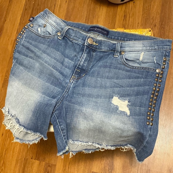 Rock & Republic Jean Short 16 - Picture 1 of 9